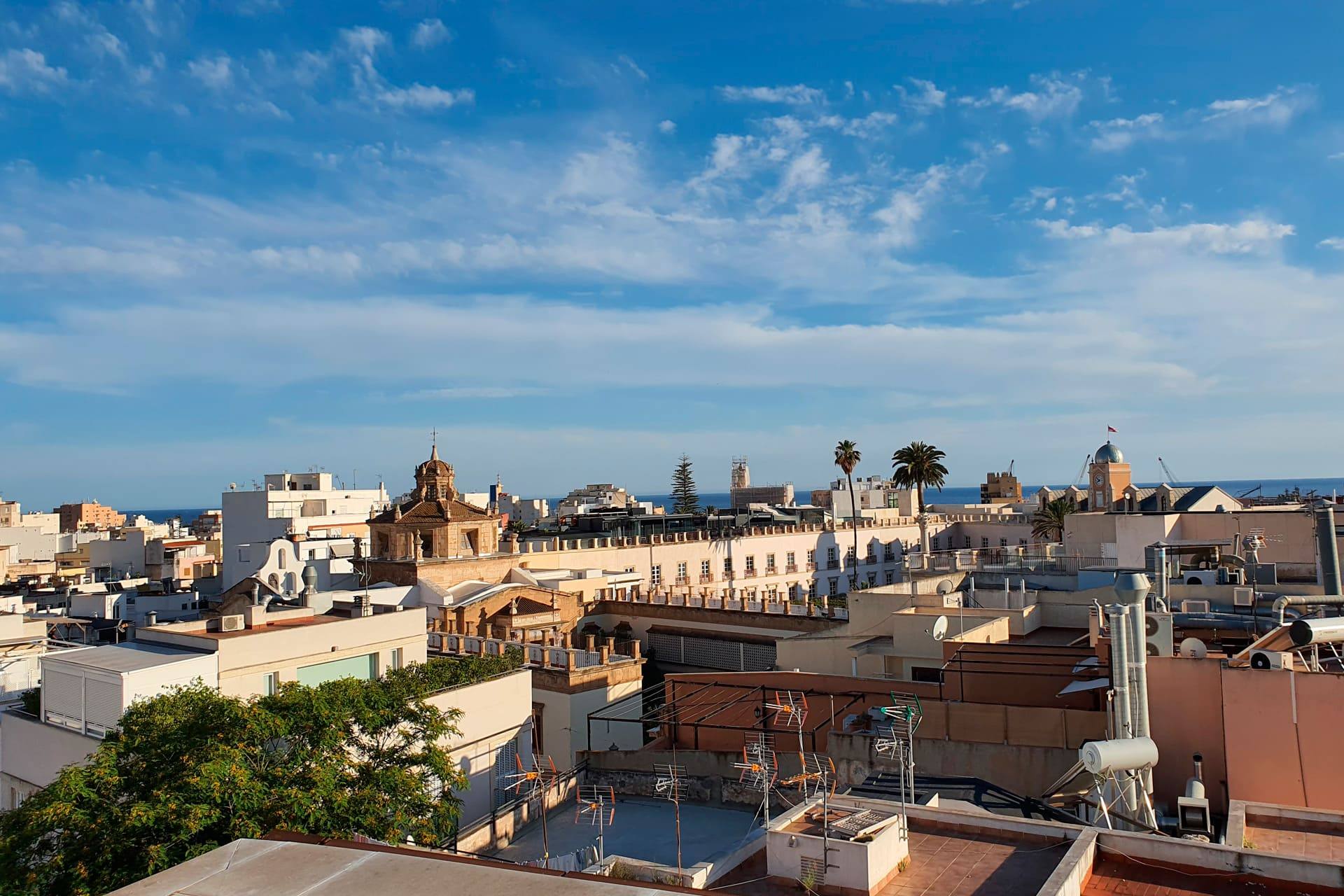 Rooftop de El Terrao con vistas al casco histórico de Almería