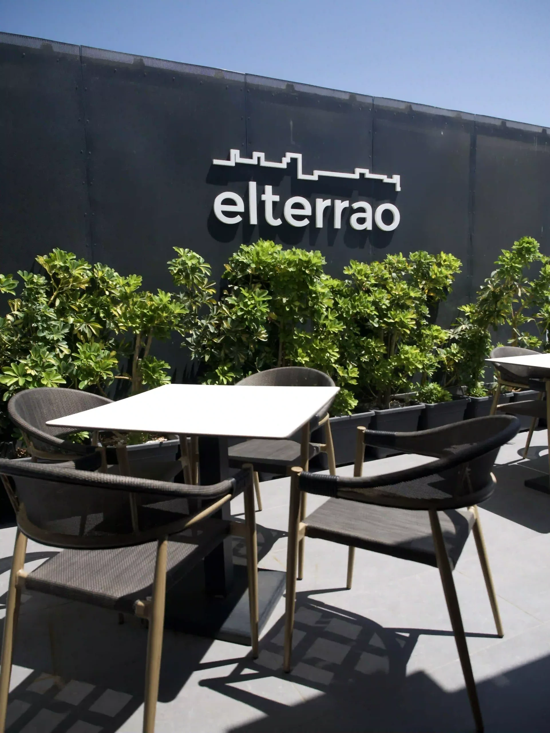 Terraza de El Terrao preparada para comidas y cenas